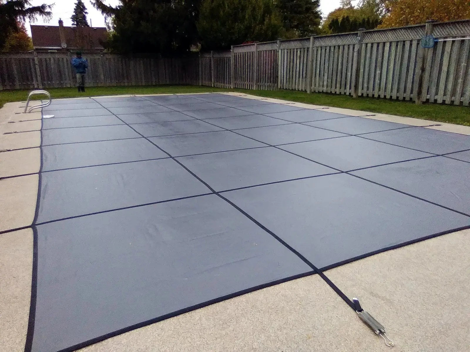 A quieter finish. Grey mesh sits naturally alongside the surrounding deck.
